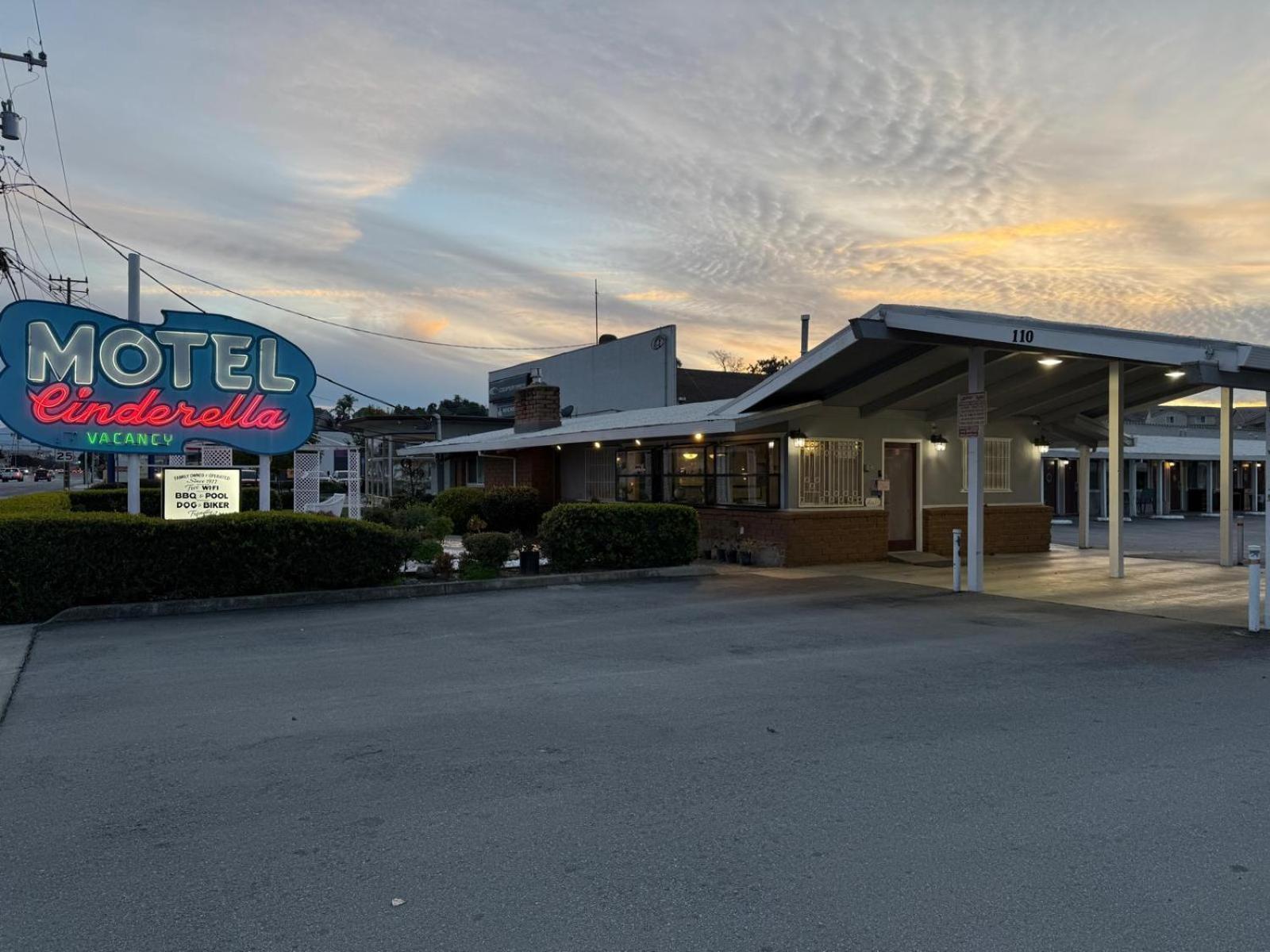 Cinderella Motel Hollister Exterior photo