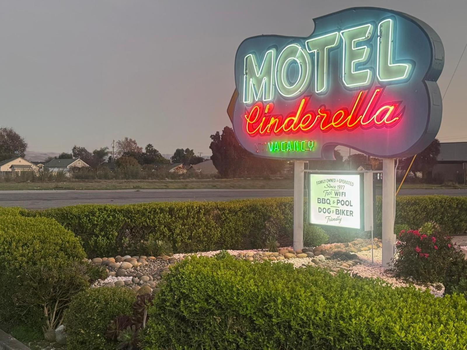 Cinderella Motel Hollister Exterior photo